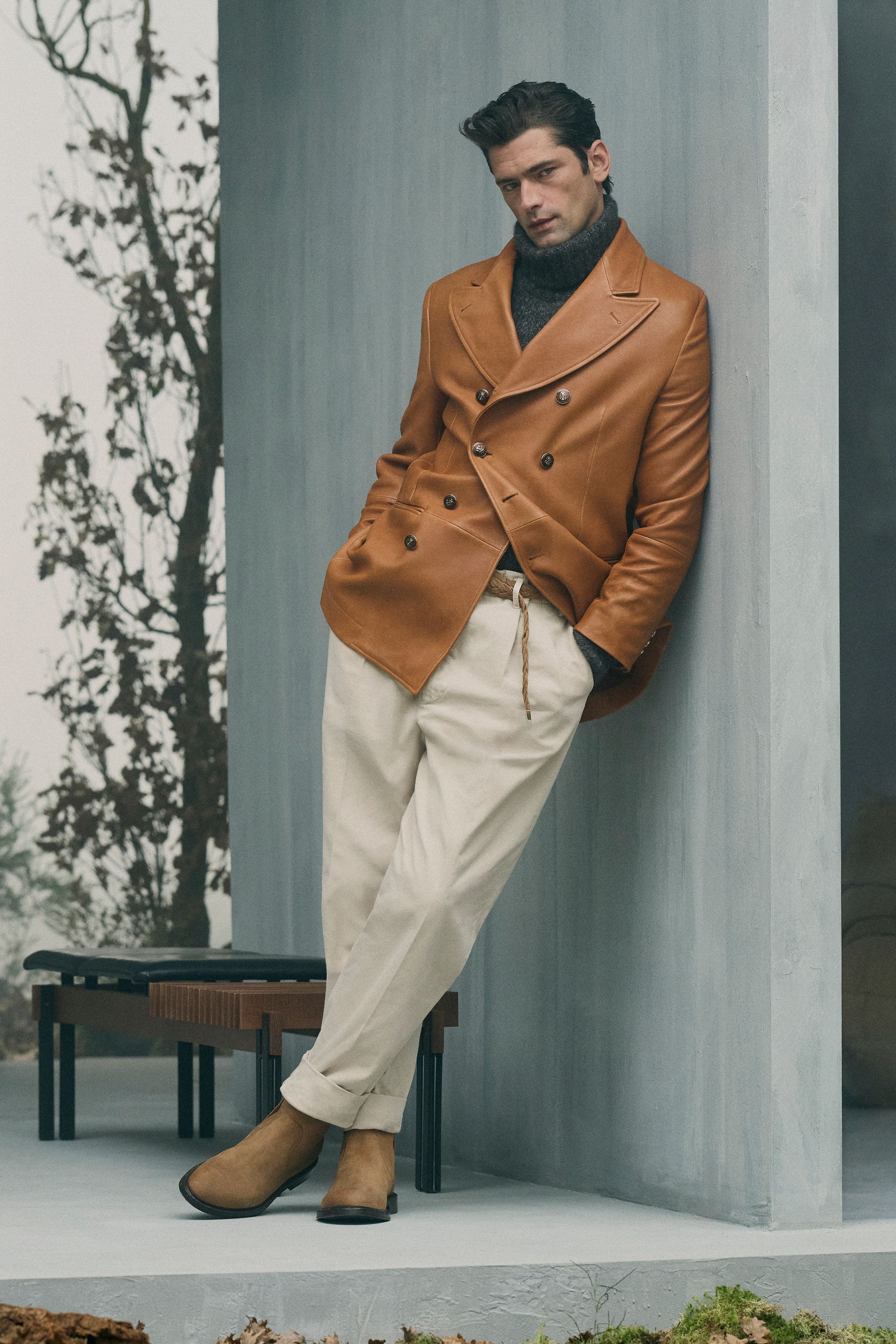 Brunello Cucinelli 再次以“人文奢华”诠释当代男装理想状态。系列在建筑感空间中展开，柔和米色、象牙白与暖驼色构成品牌标志性的精神配色。西装、针织与休闲单品之间的边界被彻底弱化，强调身体与服装之间的舒适关系。奢华不再是视觉张扬，而是穿着者才能感知的分寸与温度，呈现出一种高度文明化的生活方式-顽石频道趋势研究